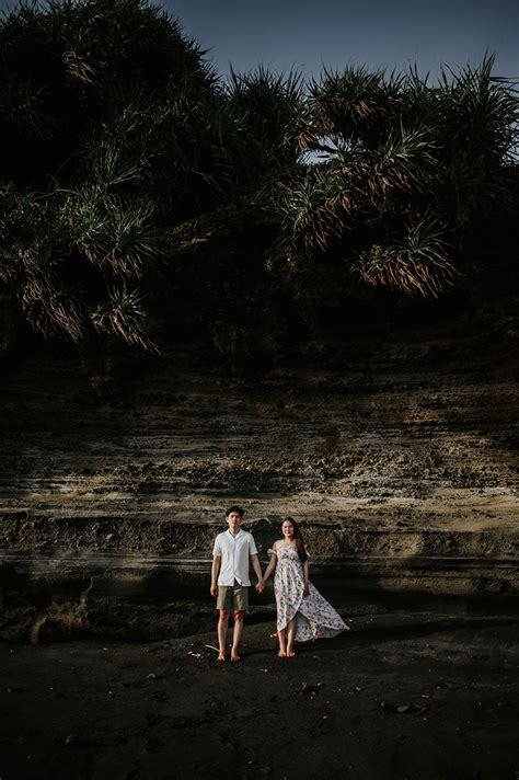 Billy Herda Prewedding Nyanyi Beach