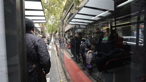 Un Frenazo Obliga A Trasladar Al Hospital A Dos Pasajeras De Un Bus