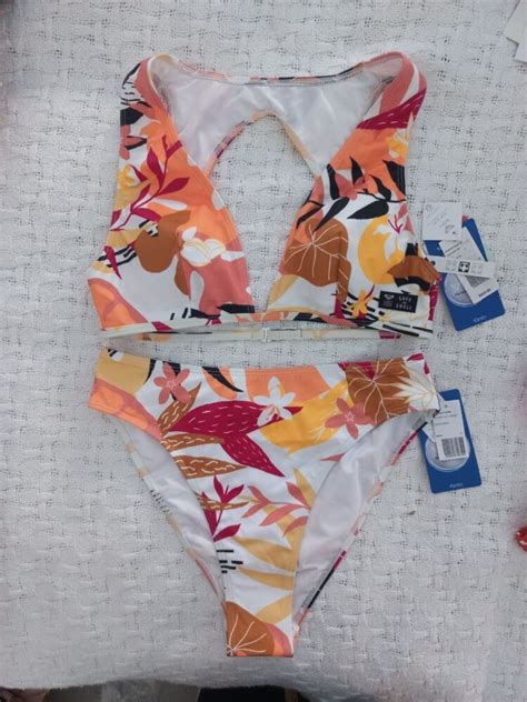 Hot Sexy Vicky Jones Bikini Pics