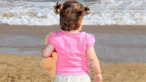 Małe dziewczynki w bikini na plaży to przesada A czasem zdarza się jeszcze gorzej