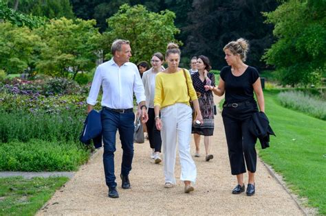 Ministerin Neubaur zu Besuch auf Schloss Dyck Schlösser und Gärten in