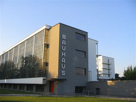 File:Bauhaus-Dessau main building.jpg - Wikipedia