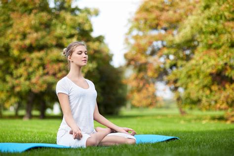 Quelles postures de yoga recommander pour soulager les symptômes de la