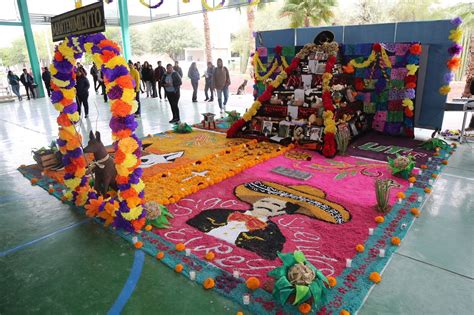 Universitarios Celebran Con Concurso De Altar De Muertos Grupo