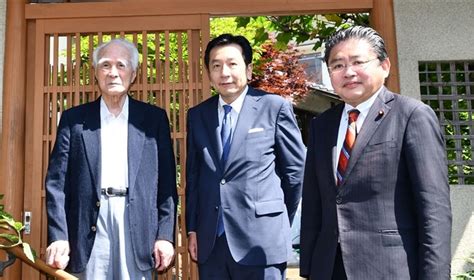 村山富市元首相（左）の自宅を訪れた立憲民主党の枝野幸男代表（中央） 「リベラルな政権つくる」立民の枝野氏、大分で村山元首相と面会 写真