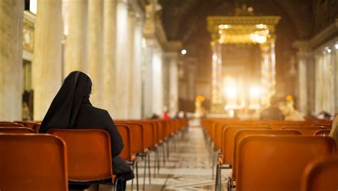 On m a piétinée une ancienne religieuse raconte l emprise dans l