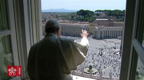 Papa Francesco Torna Ad Affacciarsi Su Piazza San Pietro Per La Prima