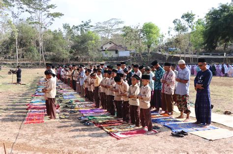 Peringatan Tradisi HUT KORPRI Menggelar Sholat Istisqa Di Lapangan