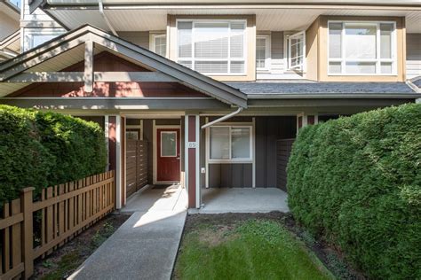 Hourly Wage Trends for Longshoremen in Surrey, British Columbia 25