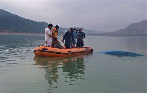 Pakistan Au Moins Morts Dans Un Accident De Bus Et Le Naufrage D