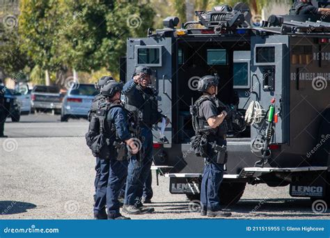 A LAPD SWAT Team Responds To A Barricaded Gunman In Reseda, CA ...