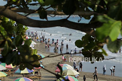 Banjir Rob Landa Pantai Palabuhanratu 110 Unit Bangunan Rusak