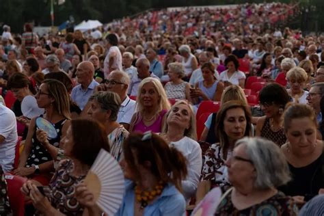 Bagno Di Folla A Campo Marte Per Gianni Morandi Giornale Di Brescia