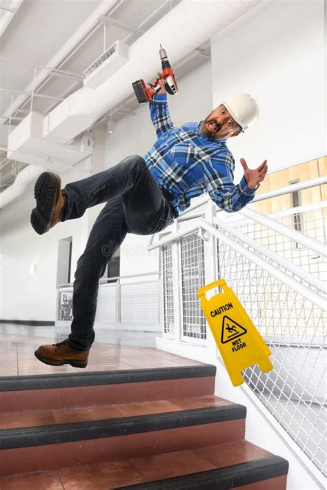 Trabajador Que Cae Abajo Escaleras Imagen De Archivo Imagen De