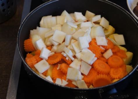 Wurst Gulasch Mit N Rnberger Rostbratw Rstchen Rezept Kochbar De