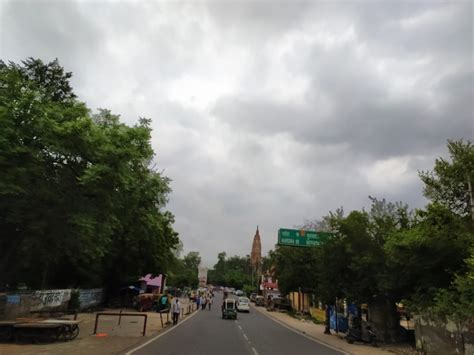 Clouds Have Been In Aligarh Since Morning The Weather Became Pleasant Due To Strong Winds