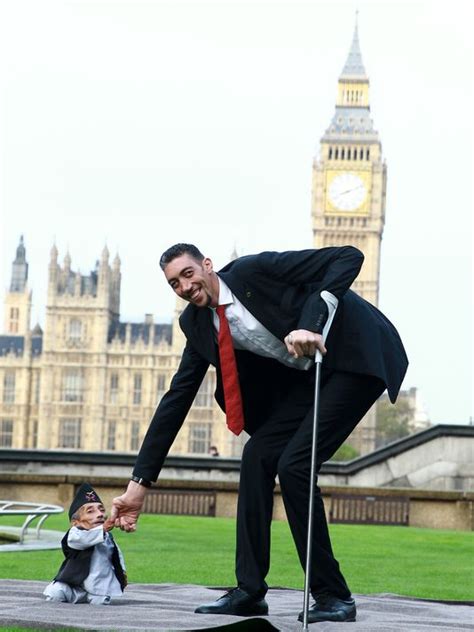 World's tallest man meets world's shortest man | wusa9.com