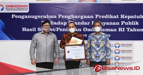 Bupati Batu Bara Terima Penghargaan Standar Pelayanan Publik 2021