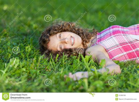 Adolescente Feliz Que Encontra Se Na Grama Foto De Stock Imagem De