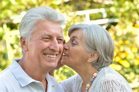 Retrato De Una Feliz Pareja De Ancianos Foto Premium