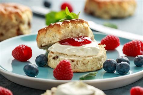 Scones Con Crema Y Mermelada De Fresa Coaguladas Foto De Archivo