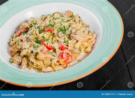 Pasta Del Fettuccine Con Carne Di Pollo Il Pomodoro I Funghi La