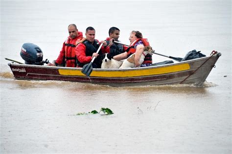 Resgates de barco e animais salvos as imagens da trágica chuva no RS