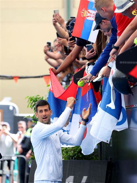 Ovo Je Reakcija Navija A Kada Je Novak Iza Ao Na Teren U