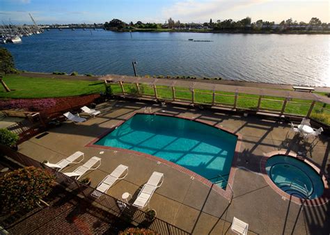 Best Oakland Hotels with Pools | Summer Getaway