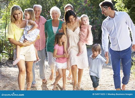 Familia De Tres Generaciones En Paseo Del País Junto Imagen de archivo