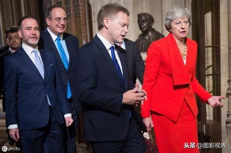 英國前首相德蕾莎·梅伊現身，穿紅色套裝格外吸睛，出席國會開幕 每日頭條