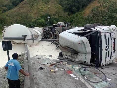 Tombamento de carreta na rodovia Régis Bittencourt em Cajati