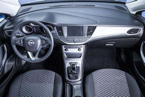 Opel Astra K Cockpit in der einfacheren "Selection"-Ausstattung: In der ...