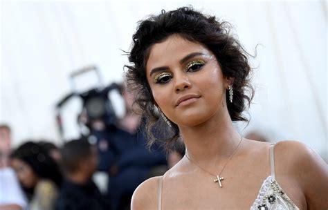 Selena Gomez Beach Pics Shocked Fans Singer Criticized For Cellulites