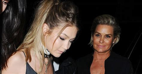 Gigi Hadid Et Sa Maman Devant Le Restaurant Los Angeles Purebreak