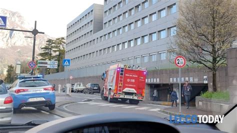 Auto In Fiamme Paura Nel Parcheggio Dell Ospedale