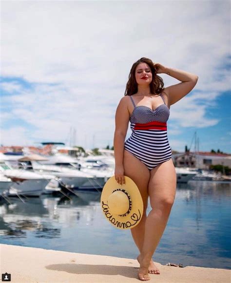 Modelki plus size w bikini Seksowne modelki na plaży