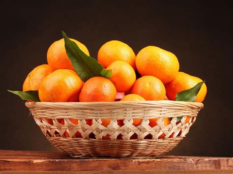 Mandarinas Con Hojas En Una Hermosa Canasta Sobre Mesa De Madera Sobre