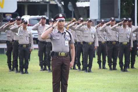 Wakapolda Ntb Menjadi Inspektur Upacara Peringatan Hut Satpam Ke