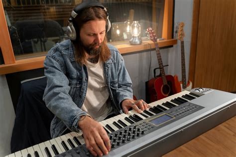 Homem De Tiro M Dio Tocando Piano No Est Dio Foto Gr Tis