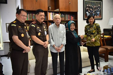 Peringati Hari Bhakti Adhyaksa Ke Kajati Jatim Gelar Bakti Sosial