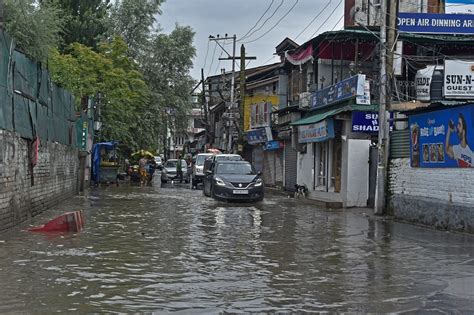 Heavy Rains Block Highway Inundate Low Lying Areas In Srinagar