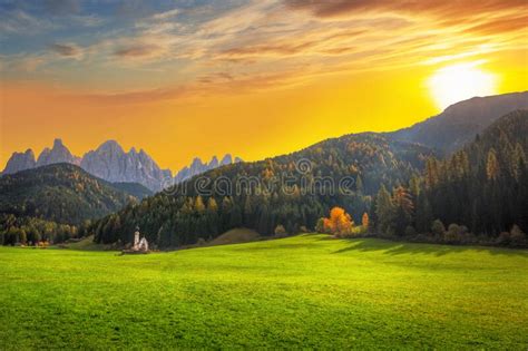 Puesta De Sol Asombrosa En Dolomitas Con San Juan En La Capilla Del