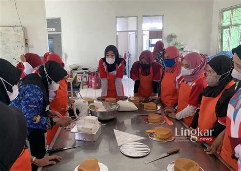 Cetak Wirausaha BLK Demak Beri Pelatihan Pembuatan Roti Dan Kue