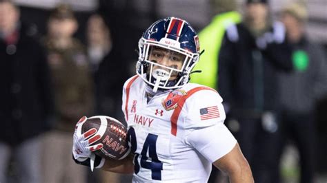 Social Media Reacts To Anton Hall Jr S Heartbreaking Fumble In Navy