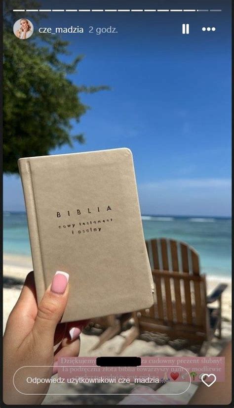 Żona Mroczka pozuje w bikini dzierżąc w dłoni Biblię Pudelek