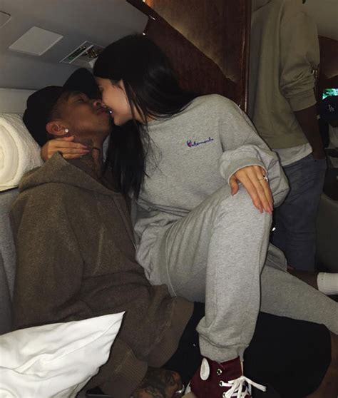 [PIC] Kylie Jenner & Tyga Kiss On An Airplane: See Their Sweet Eskimo Kiss – Hollywood Life