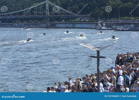 Multitud Reunida En Un Muelle Durante El Desfile Militar Imagen