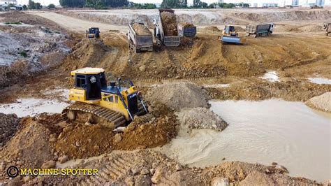 Skills Operator Dozer Moves And Spreads The Soil Hyundai Dump Trucks