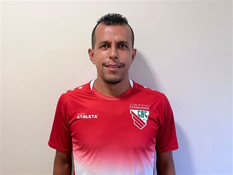 Atl Tico Catarinense Anuncia A Contrata O Do Meia Didira Ex Csa